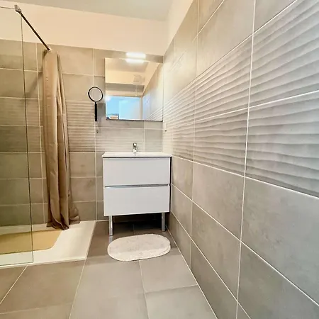 Confort Et Calme A : T2 Climatise Avec Wi-fi, Balcon Et Double Garage, Proche Centre-ville - Fr-1-226b-186